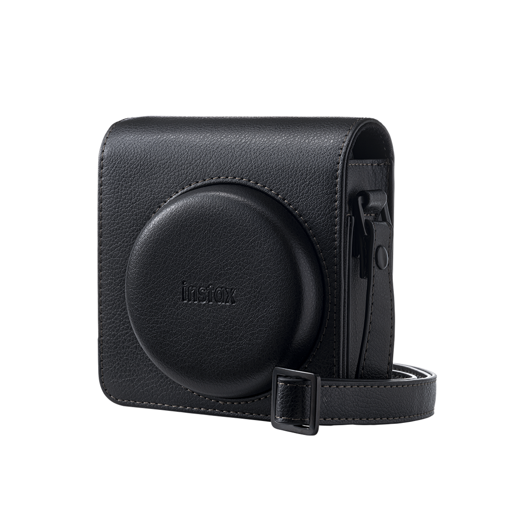 Siyah arka planda omuz askılı siyah deri Instax kamera çantası.
