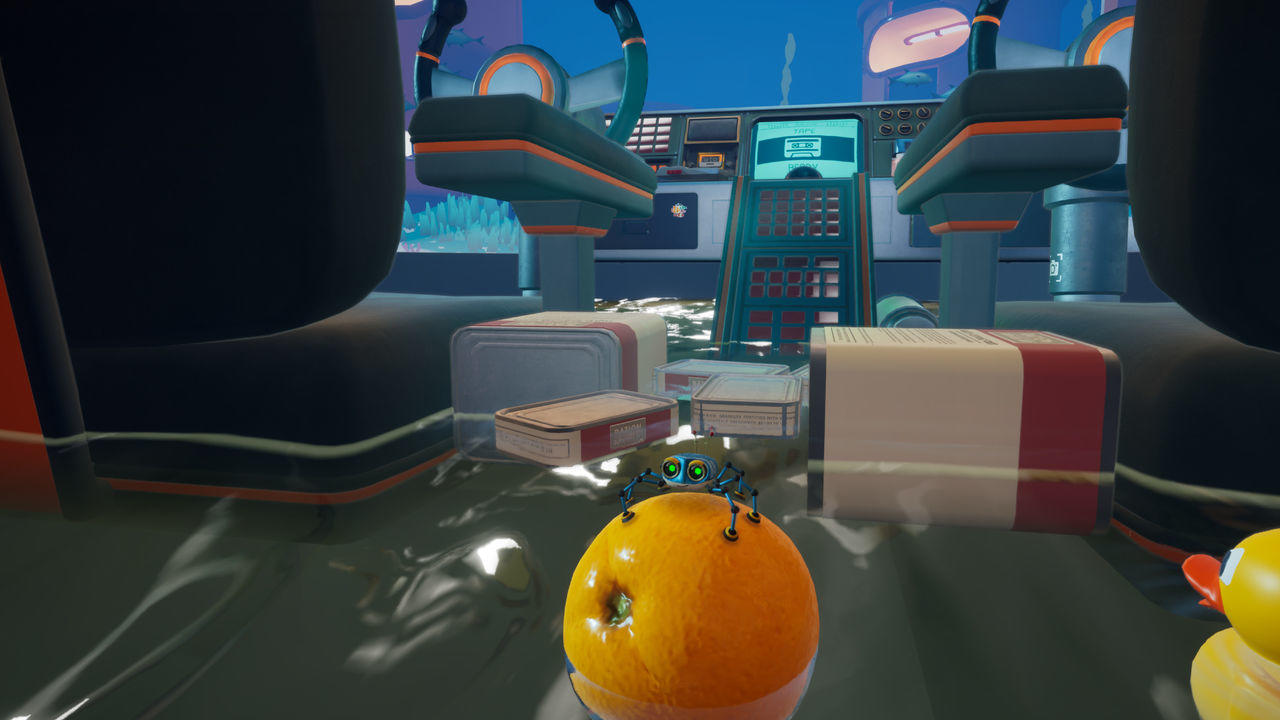 Eine kleine Roboterspinne sitzt auf einer Orange im Wasser, umgeben von Schachteln, im Inneren eines Fahrzeugs.