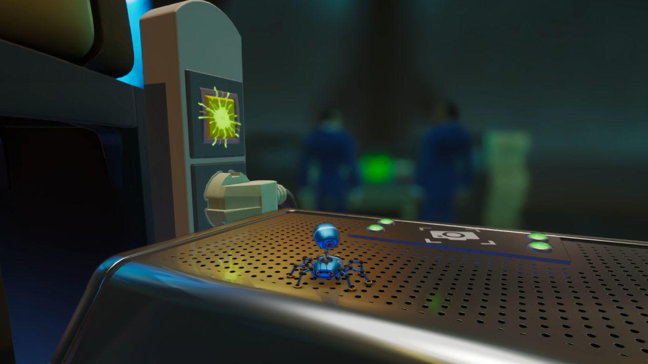 Ein kleiner blauer Roboter sitzt auf einer Metalloberfläche in einem Labor.