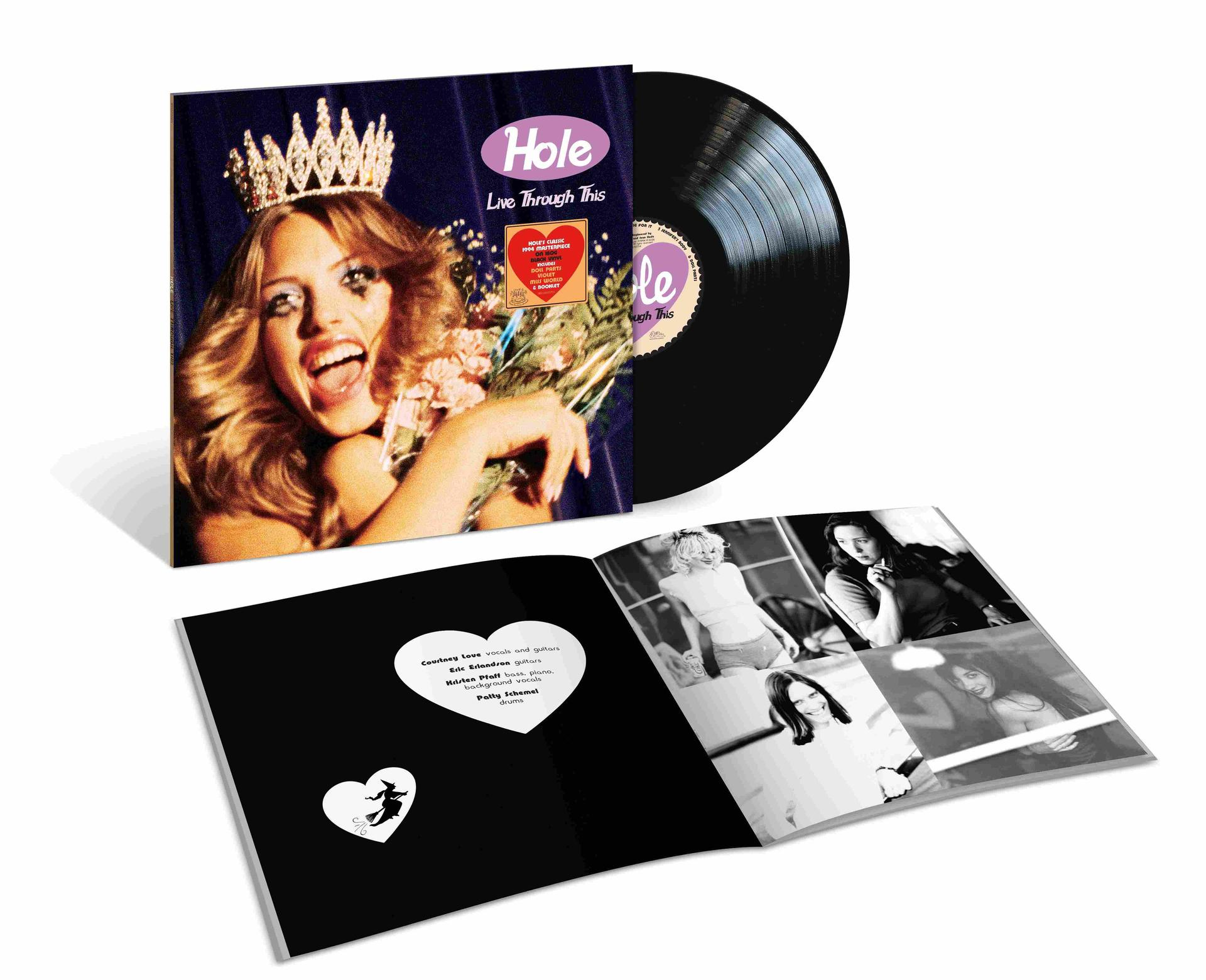 Vinyl-Schallplatte von Hole 'Live Through This' mit Albumcover und aufgeklapptem Booklet mit Bandfotos.