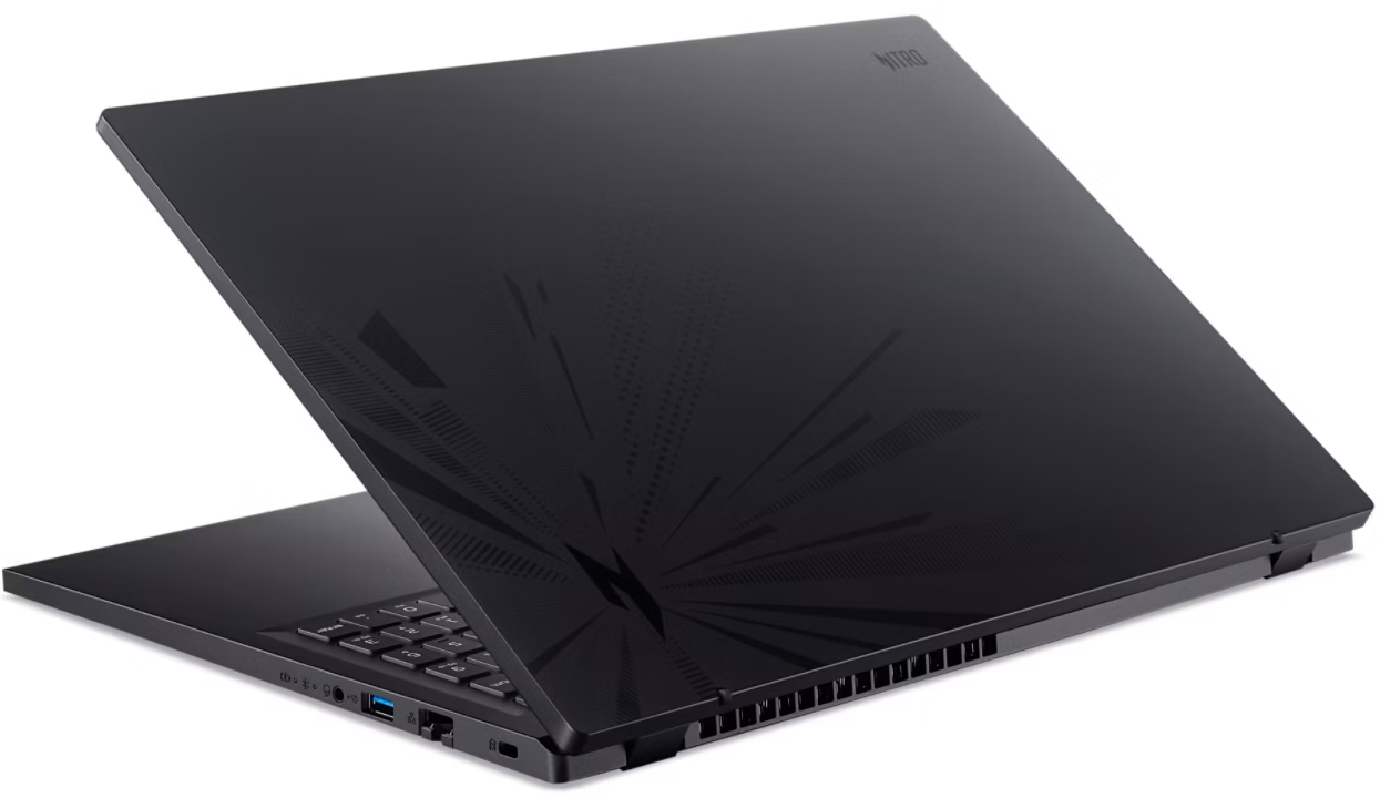 Fekete Nitro laptop szÃ¶gletes fedÃ©llel, diszkrÃ©t csillagmintÃ¡val Ã©s lÃ¡thatÃ³ billentyÅ±zettel.