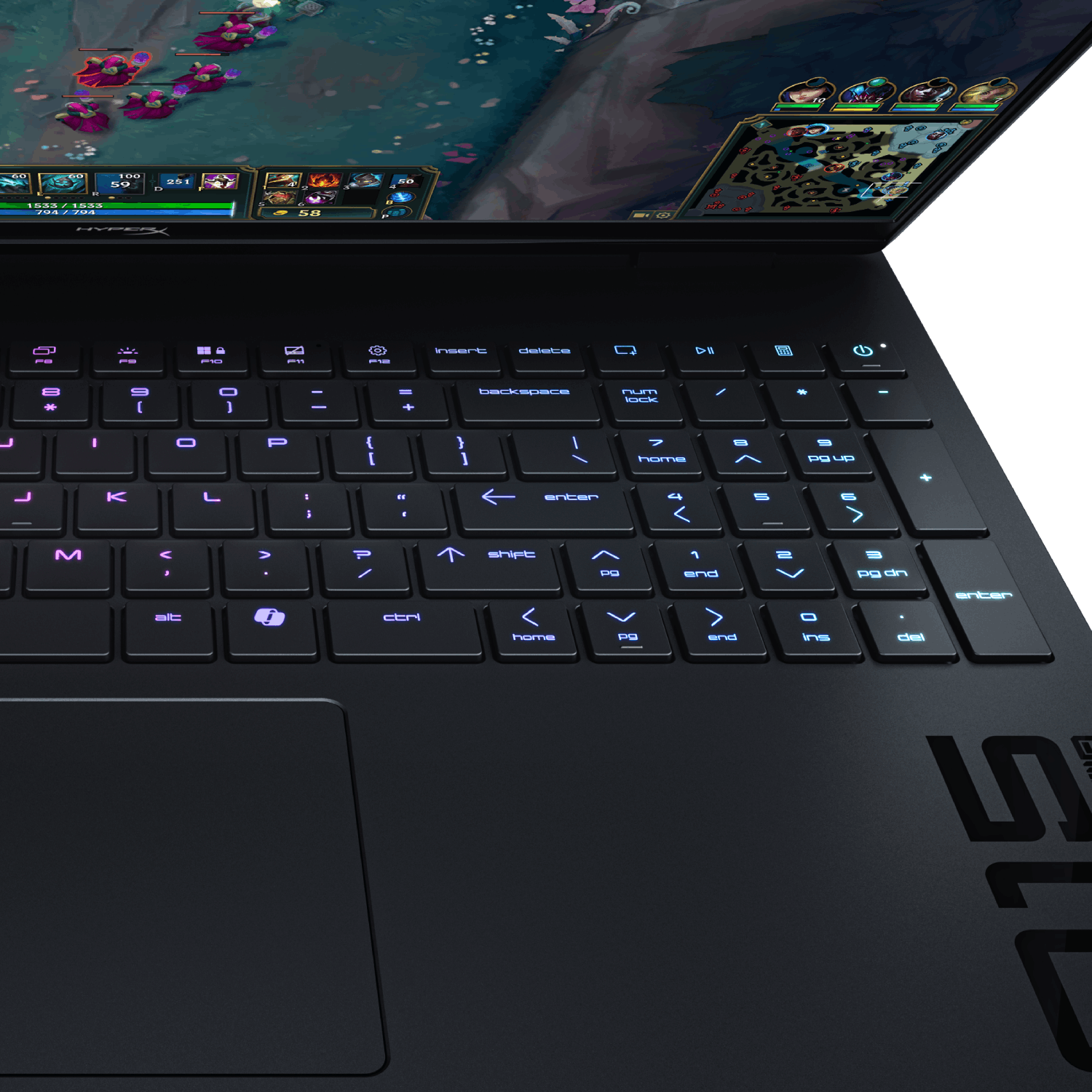 Un ordenador portátil negro para juegos muestra un teclado iluminado con retroiluminación morada y azul.