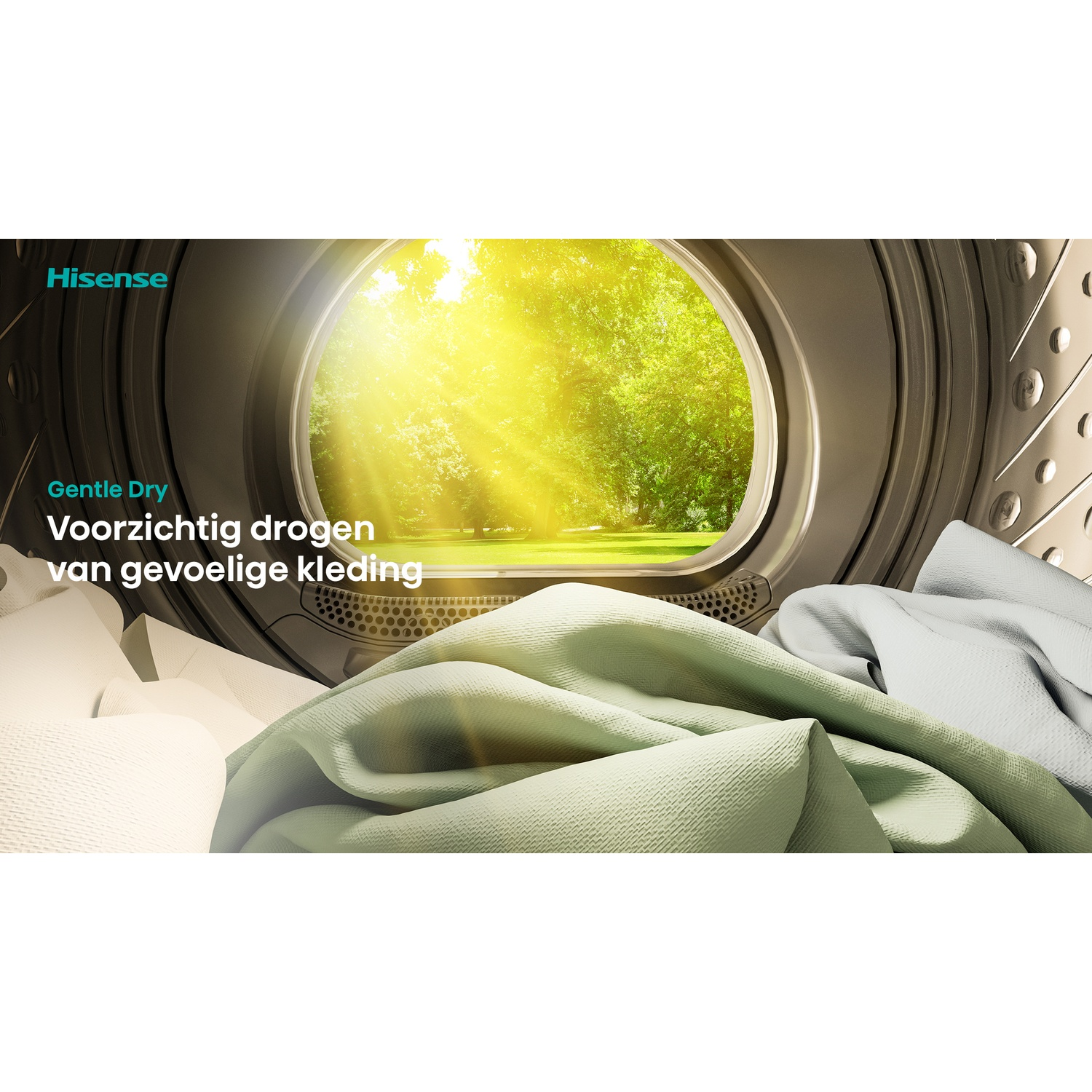 In een wasmachinetrommel ligt wasgoed met zicht op een zonnig park door het glas van de deur.