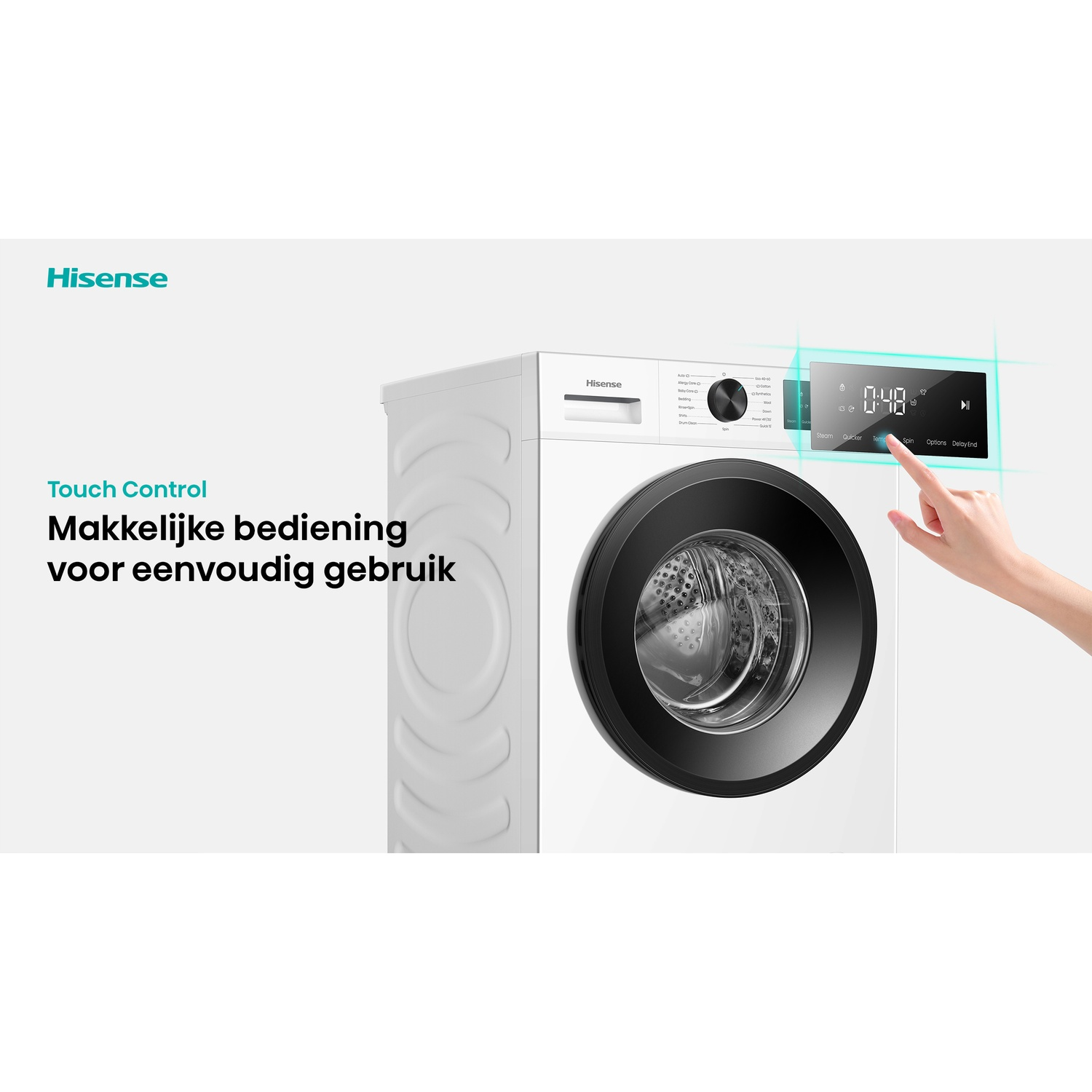 Hand raakt het touchscreen aan van een witte Hisense-wasmachine met zwarte deur.