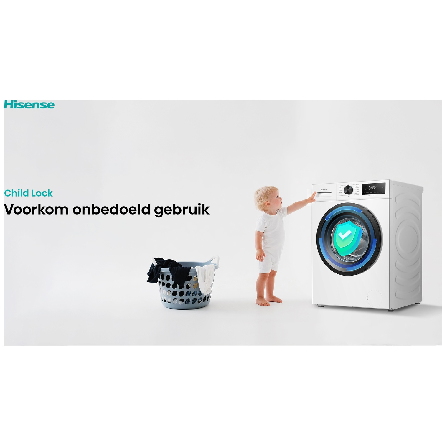 Peuter raakt witte Hisense wasmachine met kinderslot aan naast een wasmand op een witte achtergrond.