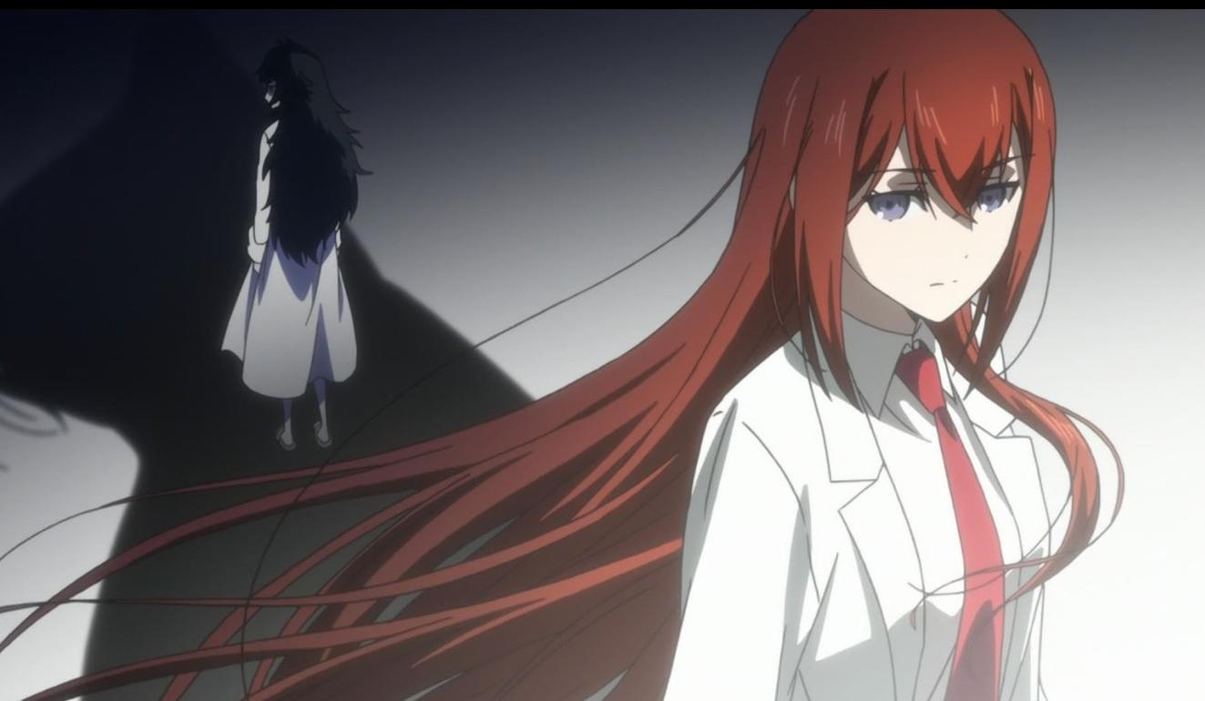 Eine Animeszene zeigt eine rothaarige Frau in weißem Kittel und roter Krawatte, im Hintergrund eine schattige Gestalt.