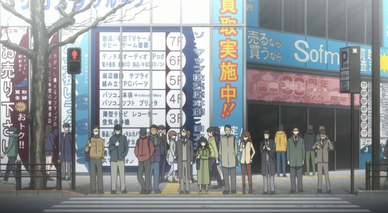 Menschen warten an einer Fußgängerampel vor einem belebten Gebäude mit Schildern in Japan.