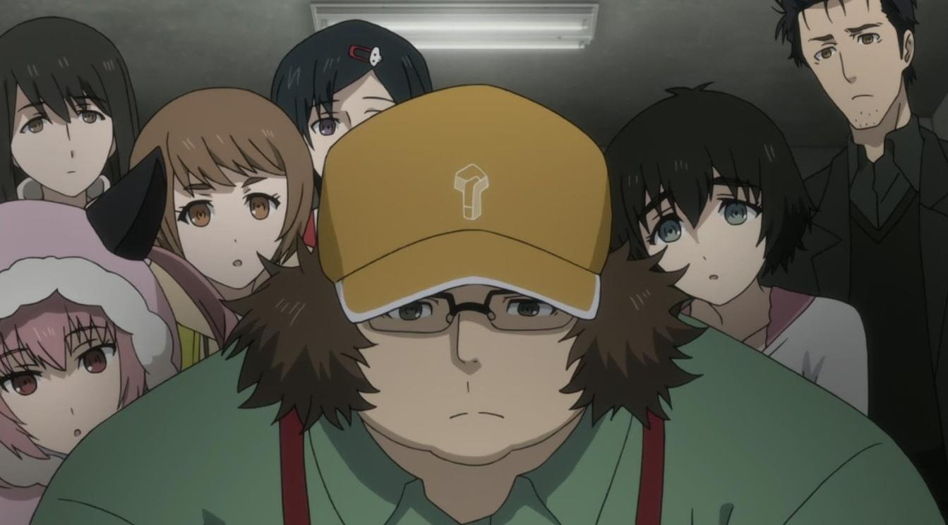 Eine Gruppe von Anime-Charakteren, angeführt von einem Mann mit gelber Kappe und Brille, blickt überrascht.