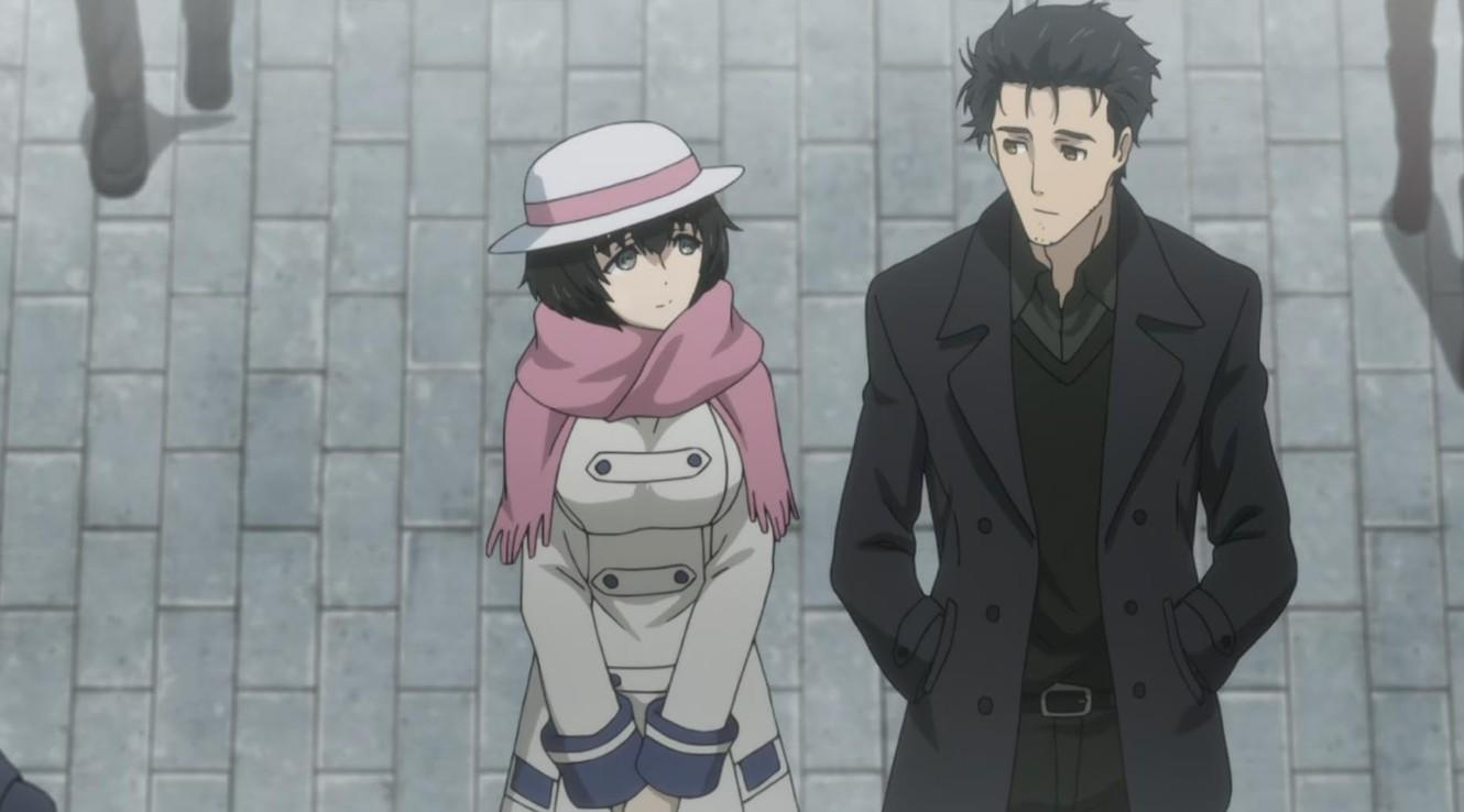 Ein Anime-Mädchen im weißen Mantel und Hut mit rosa Schal steht neben einem Mann im schwarzen Mantel auf Steinboden.