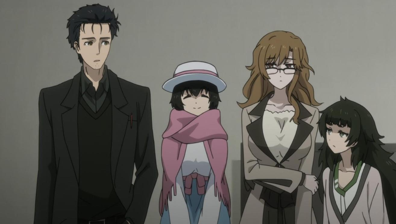 Vier Anime-Charaktere stehen nebeneinander vor einer schlichten grauen Wand und blicken leicht zur Seite.