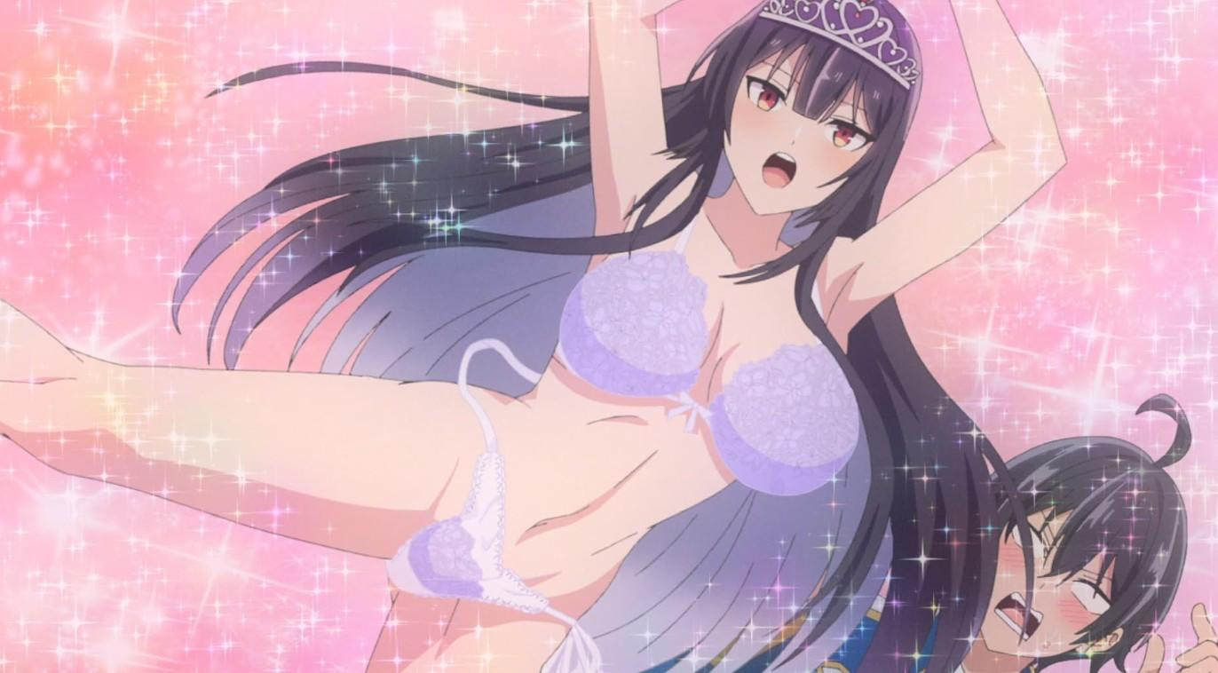Anime-Mädchen mit langer schwarzer Haare und Diadem trägt einen hellblauen Lingerie-Set vor glitzerndem Hintergrund.