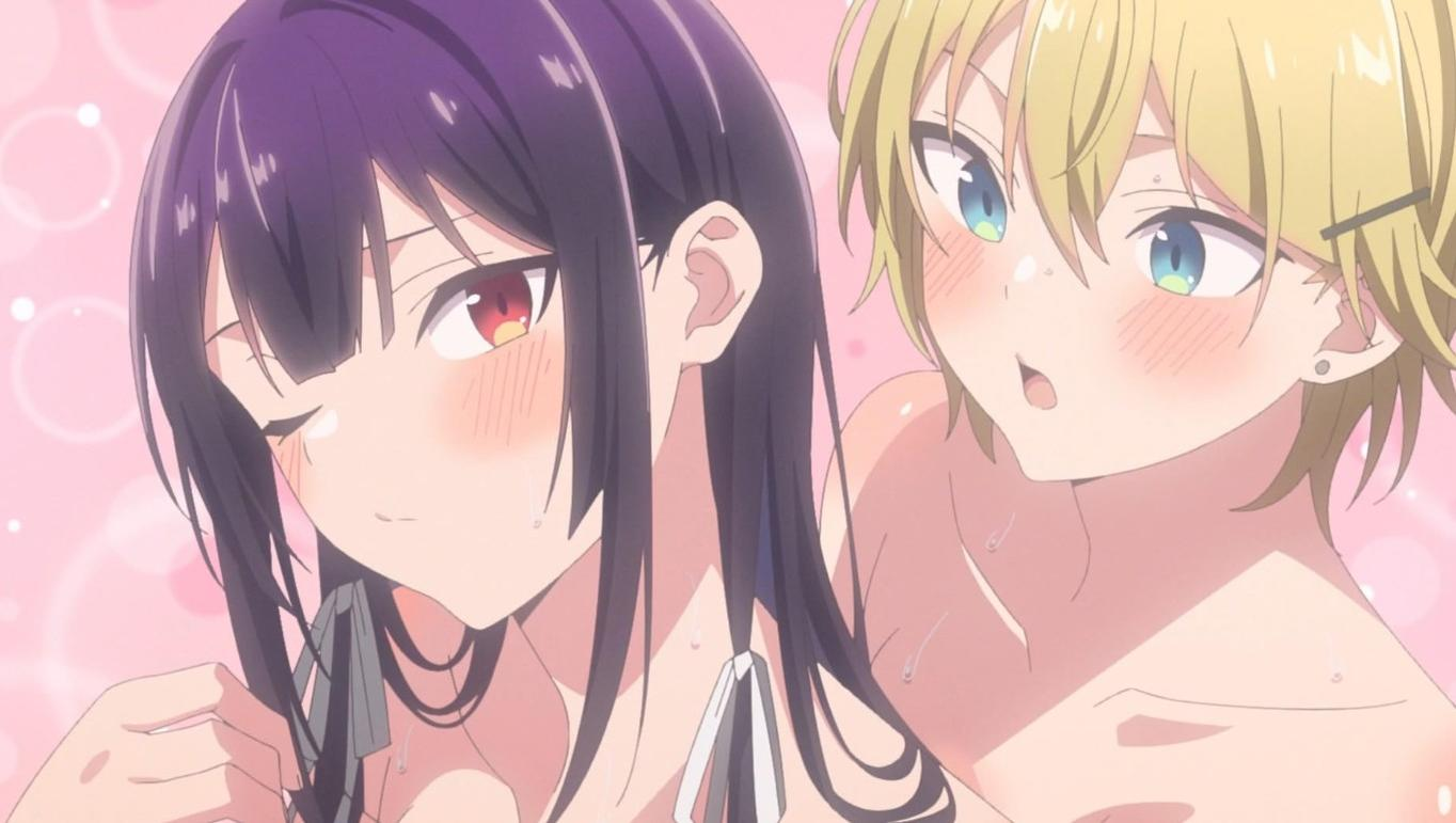 Zwei Anime-Mädchen mit erröteten Wangen stehen nah beieinander vor einem rosa Hintergrund.