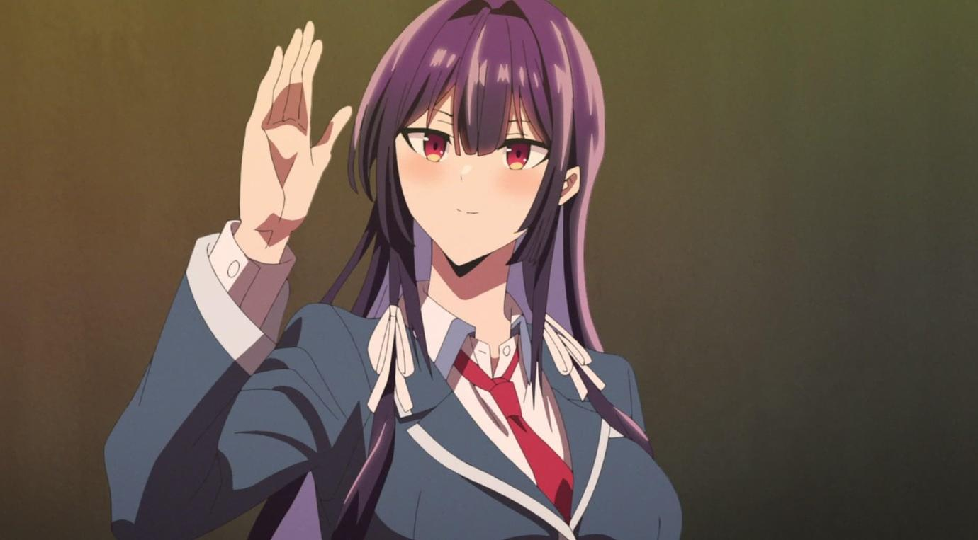 Anime-Mädchen mit langen violetten Haaren und roten Augen winkt fröhlich in die Kamera vor neutralem Hintergrund.