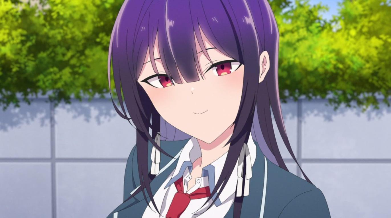 Anime-Mädchen mit langen violetten Haaren und rotem Band lächelt im Freien mit Bäumen im Hintergrund.
