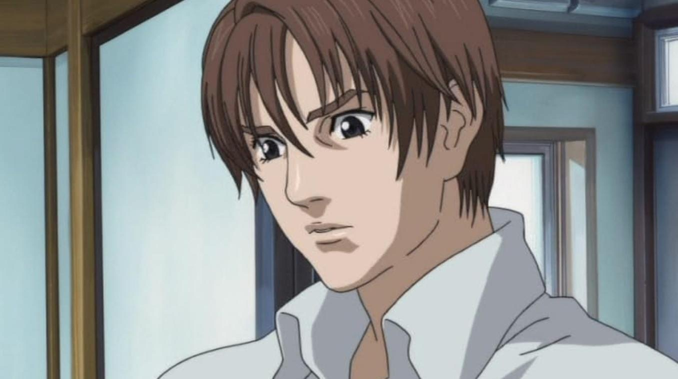 Anime-Junge mit braunen Haaren und weißem Hemd schaut ernst in einem Innenraum.