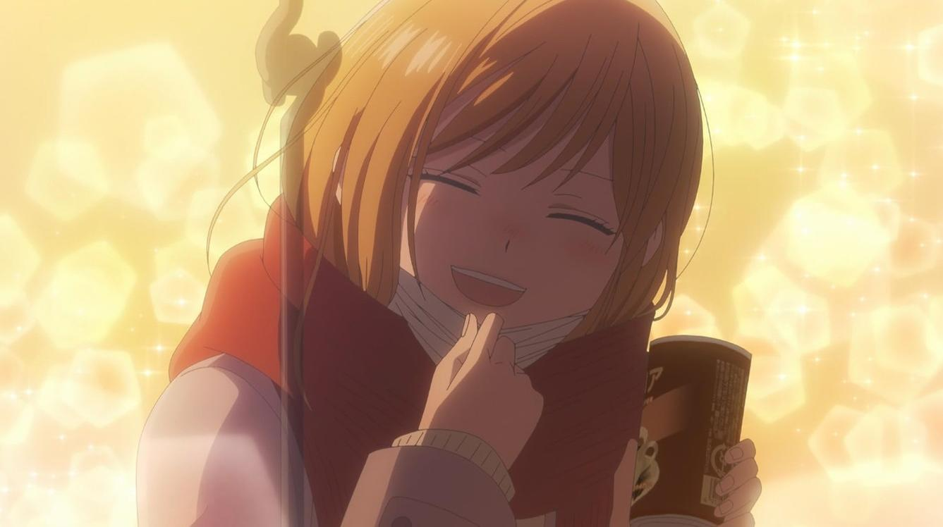 Ein Anime-Mädchen mit blondem Haar und rotem Schal lächelt glücklich mit einer Dose in der Hand vor goldenem Hintergrund.
