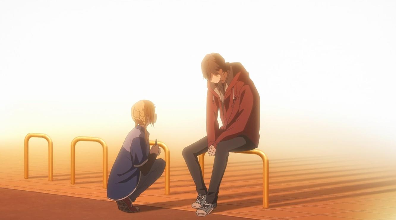Anime-Szene: Ein blondes Mädchen hockt neben einem traurigen Jungen auf einem gelben Geländer vor hellem, sonnigen Hintergrund.