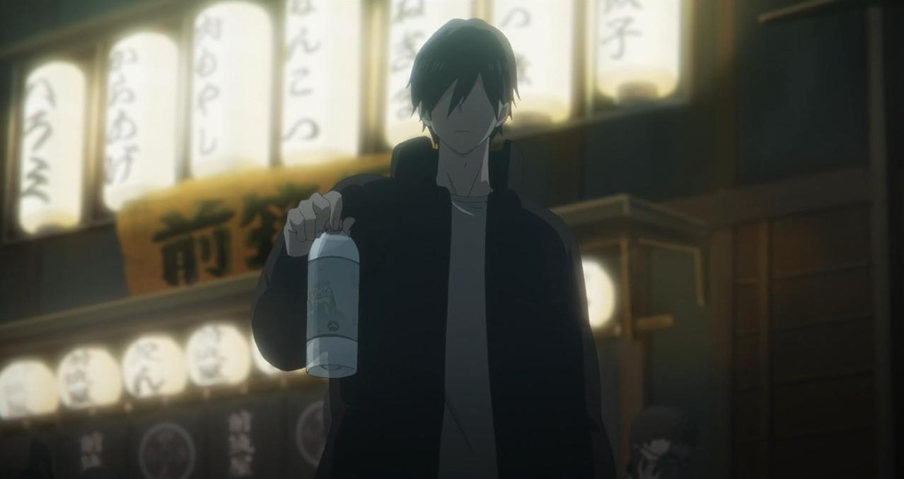 Ein dunkles Anime-Bild zeigt einen Mann, der vor einem beleuchteten Geschäft eine Flasche hält.