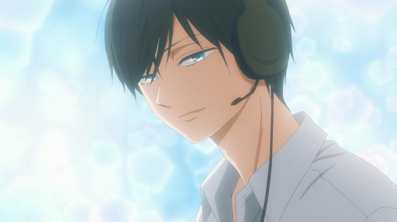 Anime-Junge mit schwarzem Haar und Kopfhörern lächelt vor hellem Hintergrund.