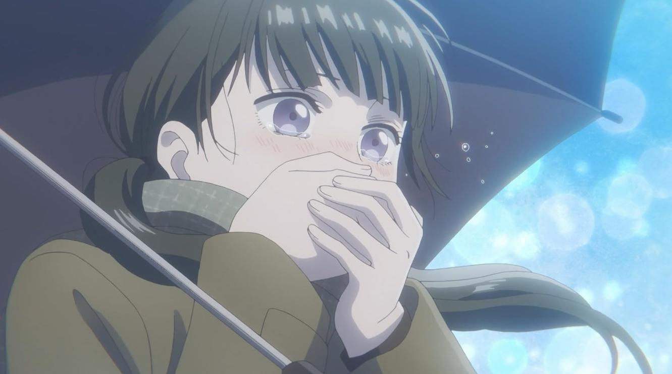 Ein weinendes Anime-Mädchen hält sich die Hände vor den Mund, während sie unter einem Regenschirm steht.