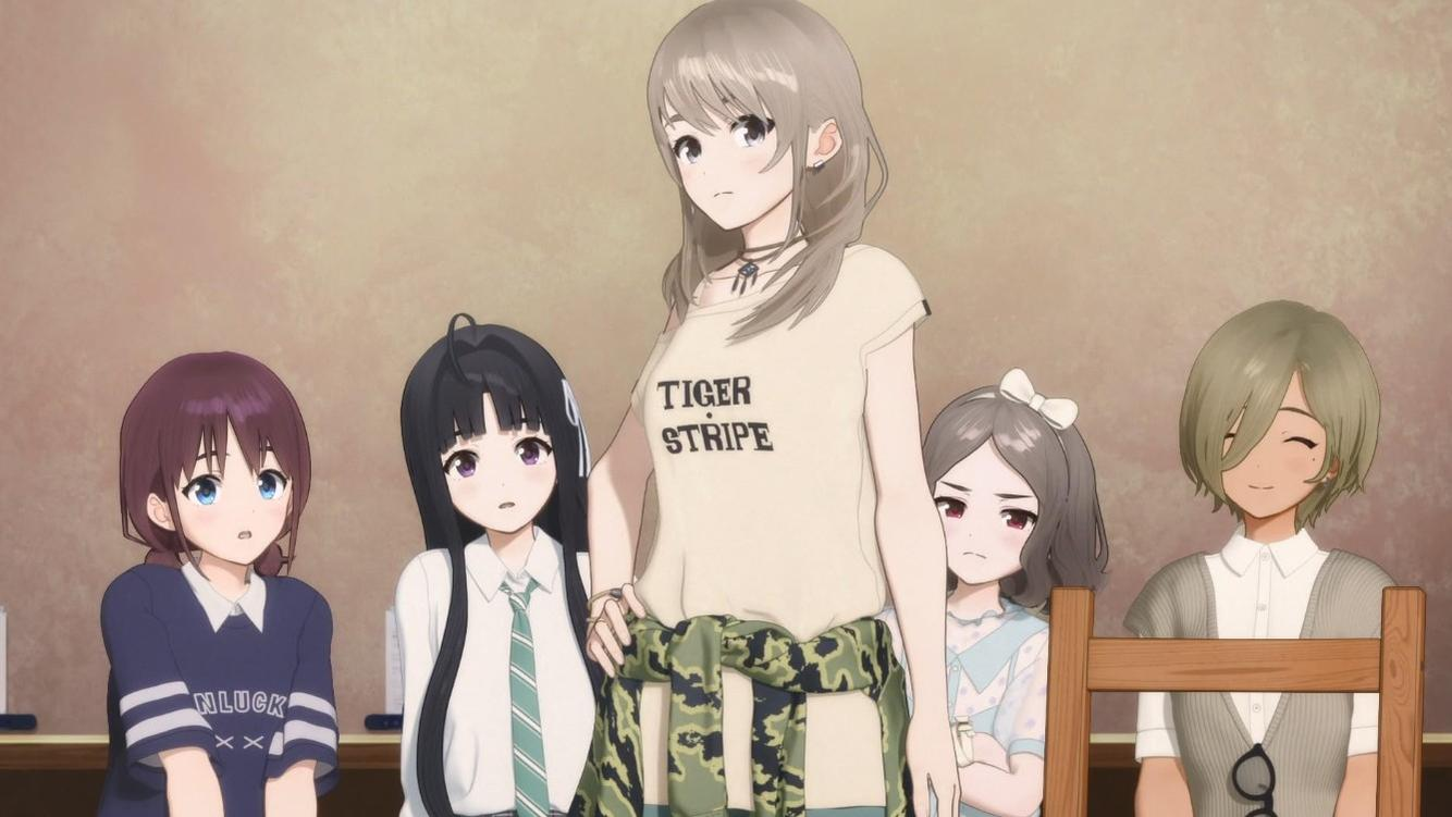 Fünf Anime-Mädchen stehen in einem Raum mit Holzwänden, eine Frau in der Mitte trägt ein Tiger-Stripe-Shirt.
