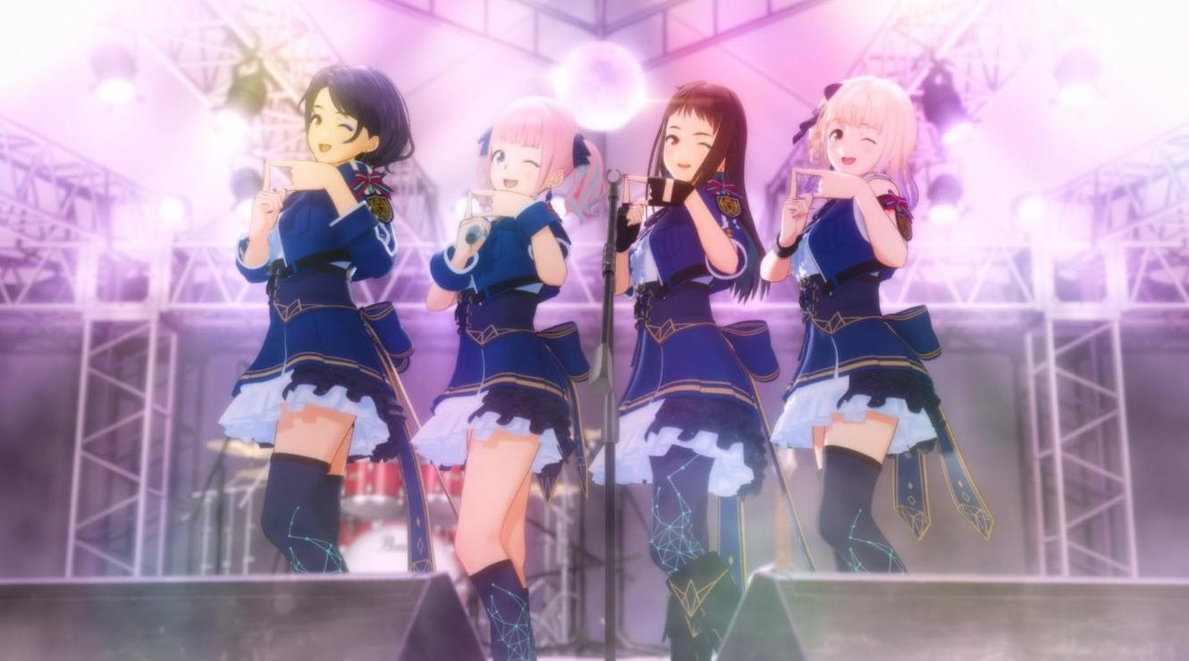 Vier Anime-Idole in blauen Uniformen posieren auf einer hell erleuchteten Bühne, zwinkern und formen Hände.