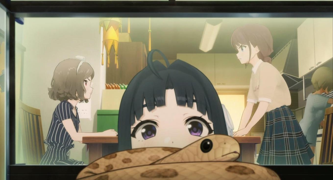 Ein schwarzhaariges Anime-Mädchen schaut mit einer Schlange im Vordergrund aus einem Fenster, während andere im Zimmer sind.