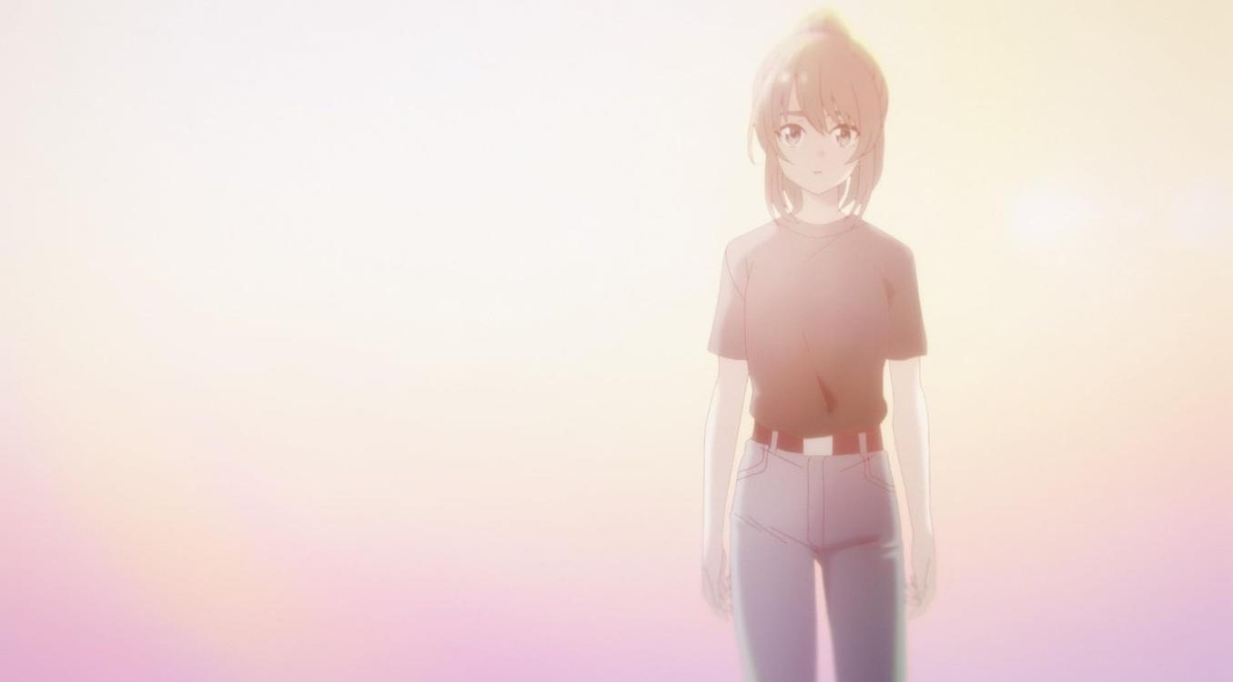 Anime-Frau mit braunem Haar, rotem Shirt und blauen Jeans steht vor hellem Hintergrund.