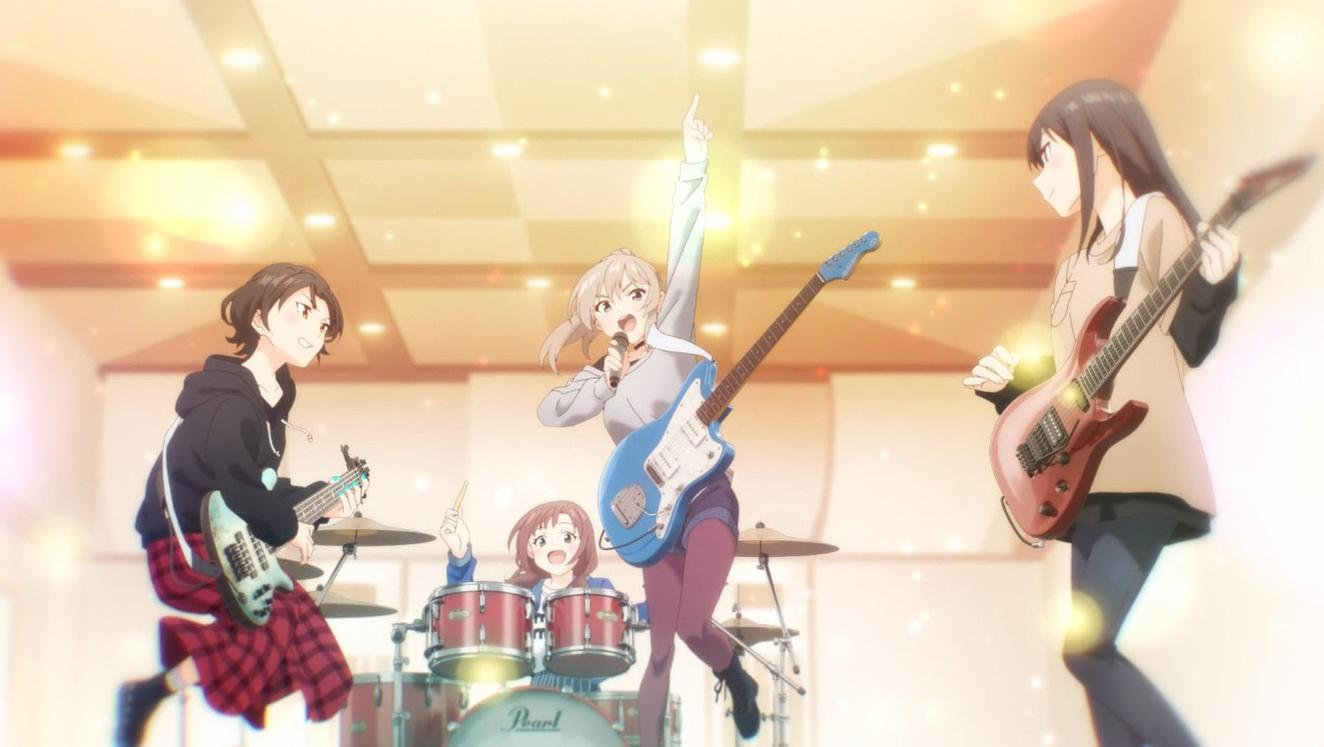 Vier anime-Mädchen spielen in einem hellen Proberaum Musik, eine singt und hält eine blaue E-Gitarre hoch.