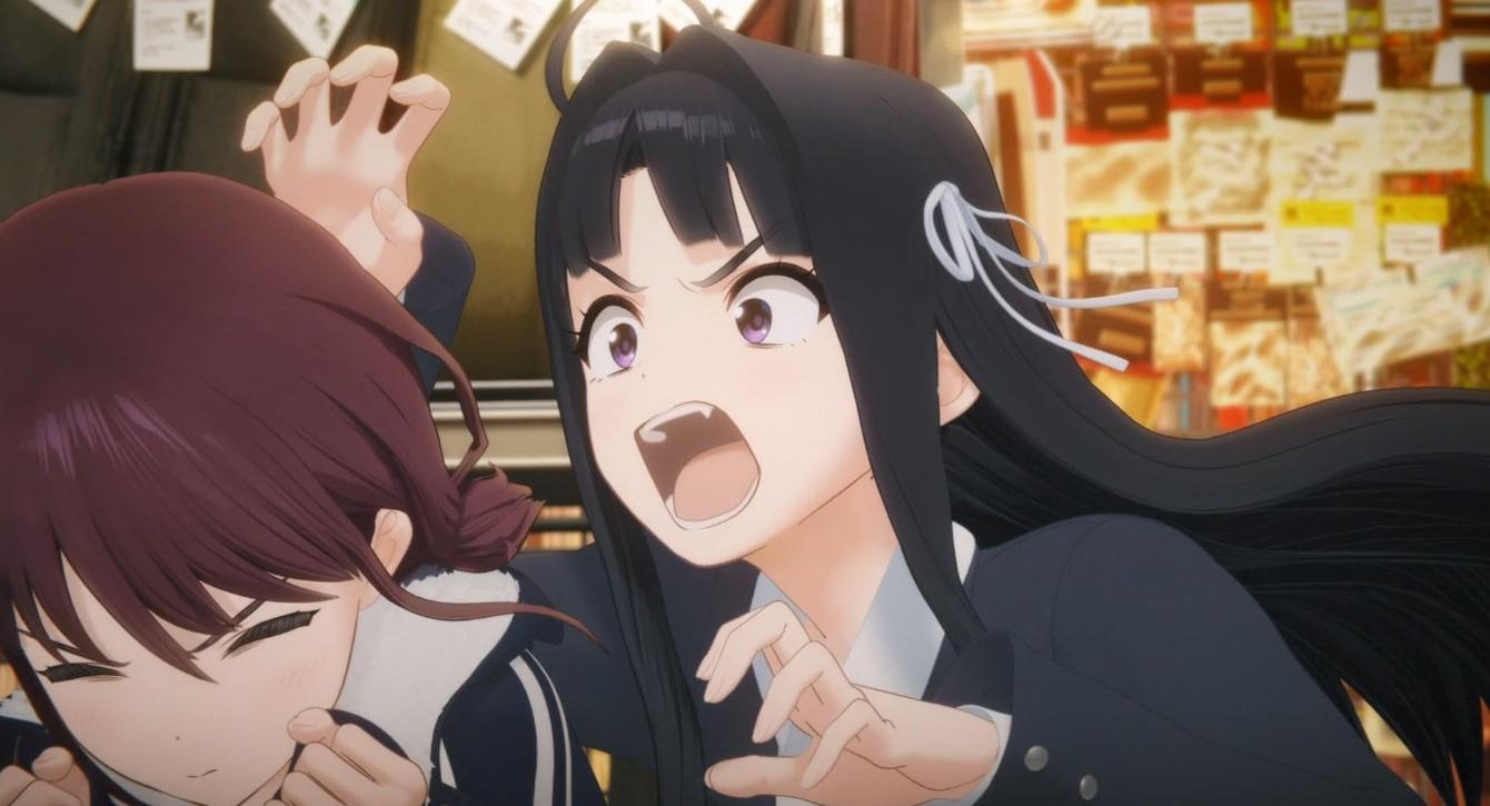 Ein schwarzhaariges Anime-Mädchen schreit wütend, während ein anderes Mädchen in der Nähe Schutz sucht.