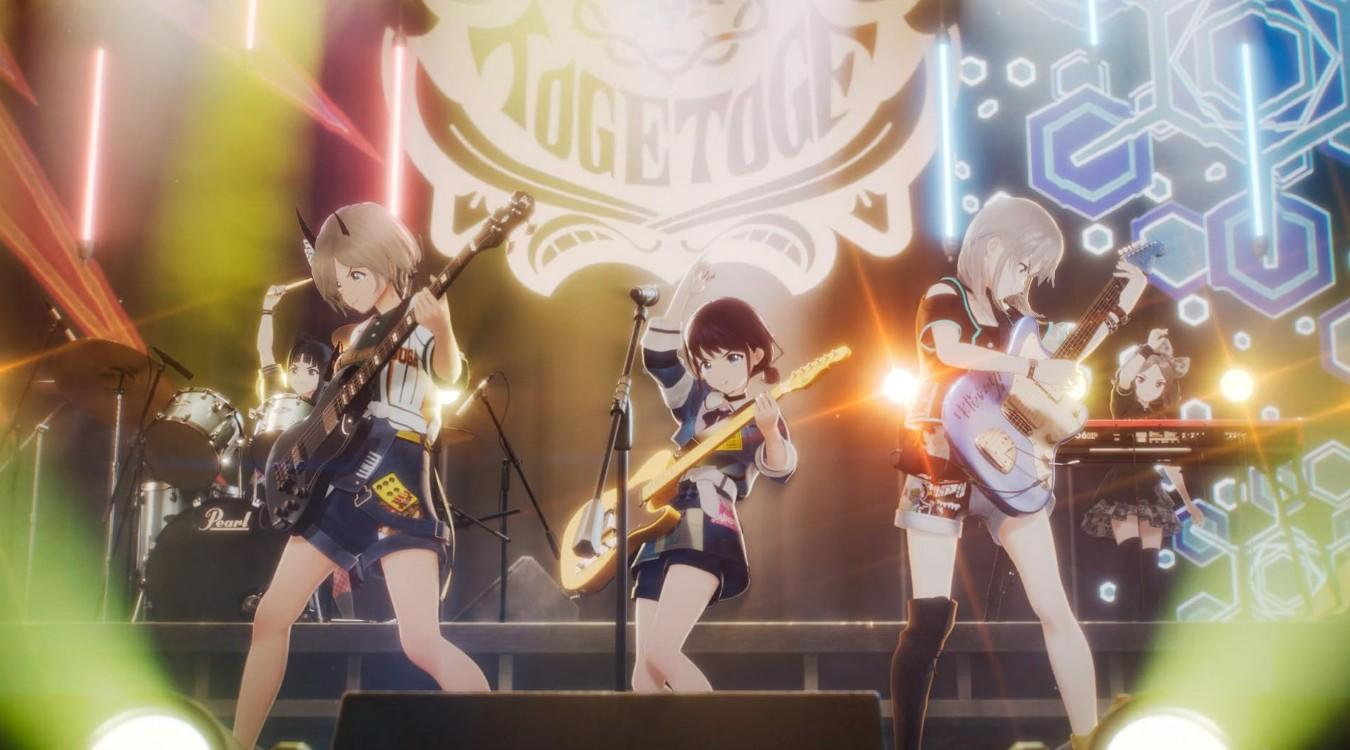 Eine Anime-Rockband tritt auf einer Bühne mit lebendigen Lichtern und einem großen Banner auf.