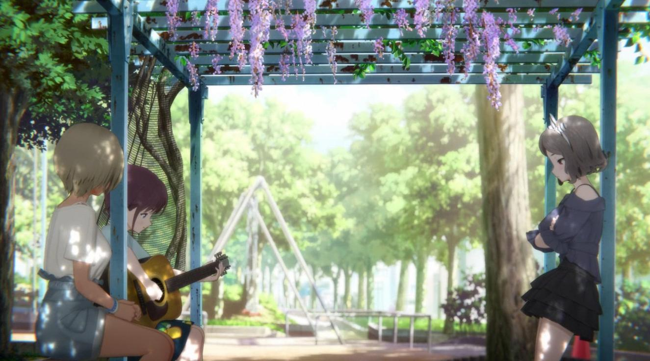 Drei Mädchen in einem Park unter einer Pergola mit violetten Blumen. Eines spielt Gitarre.