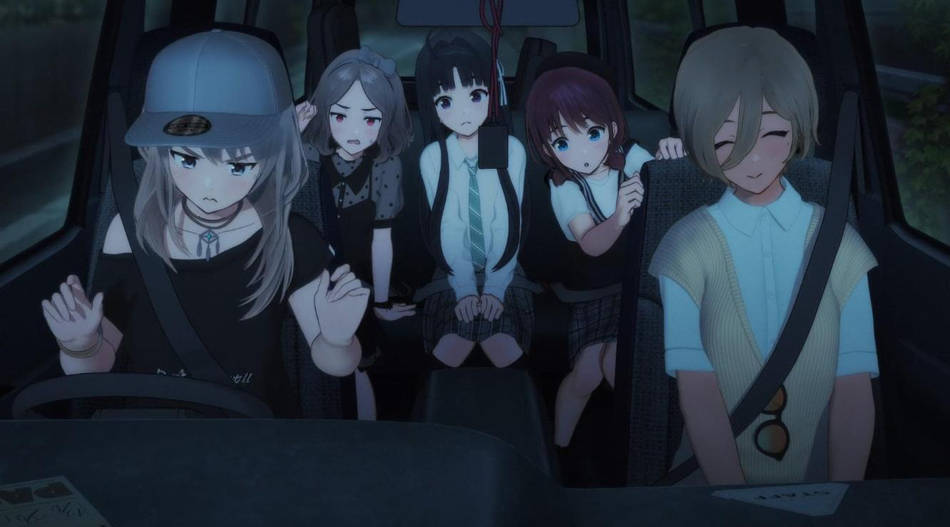 Fünf anime-stilierte Mädchen sitzen nachts in einem Auto, eine Fahrerin mit Kappe blickt entschlossen.