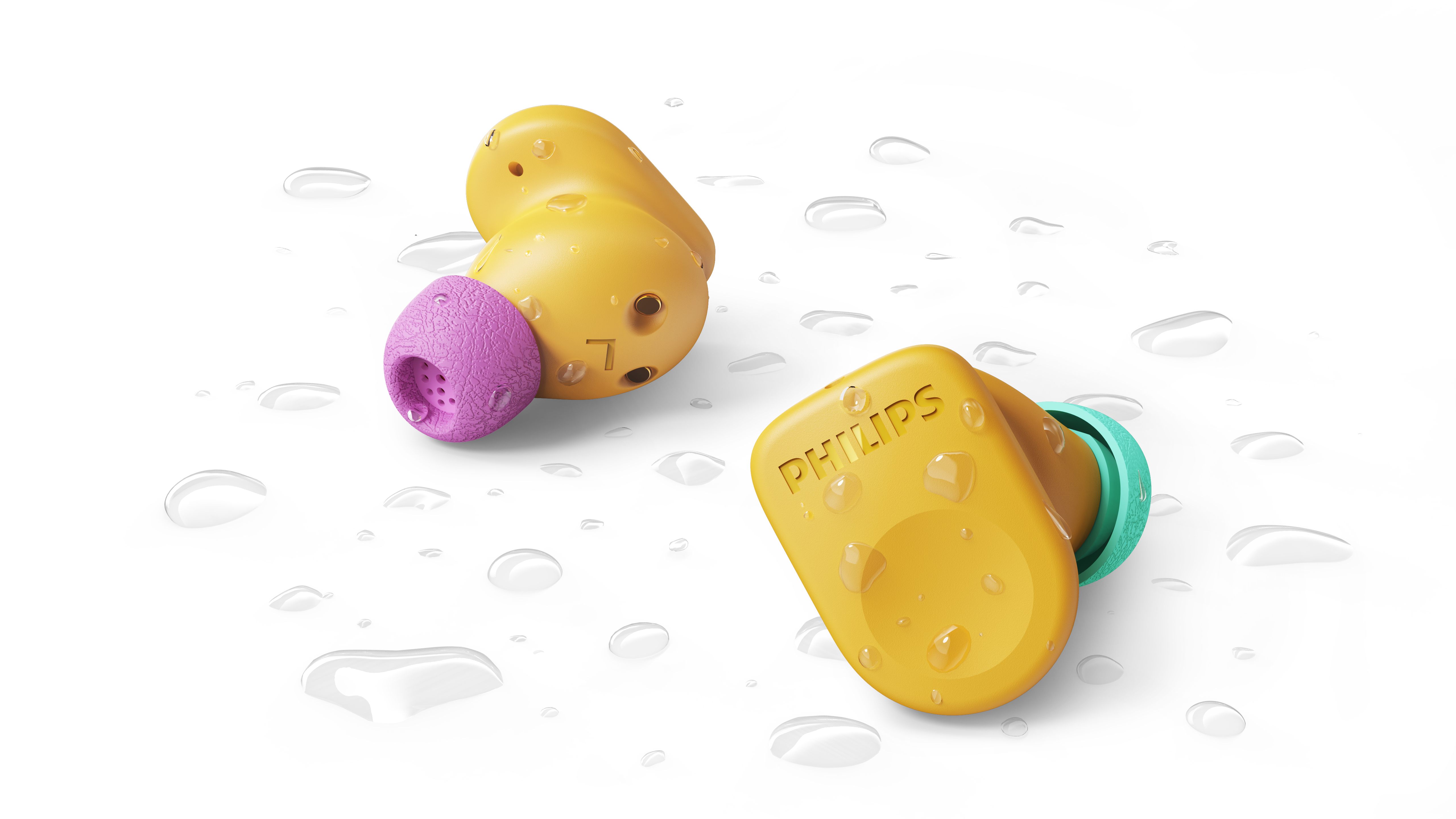 Gelbe kabellose Philips Ohrhörer mit rosa und türkisblauen Aufsätzen, bedeckt mit Wassertropfen auf weißem Hintergrund.