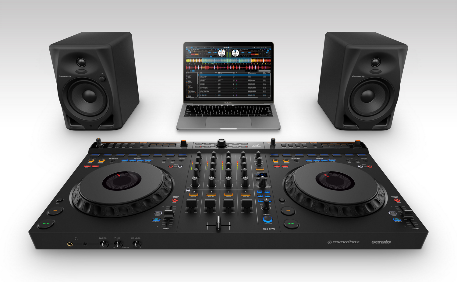 Controlador DJ con dos ruedas jog, mezclador, ordenador portátil y dos monitores.