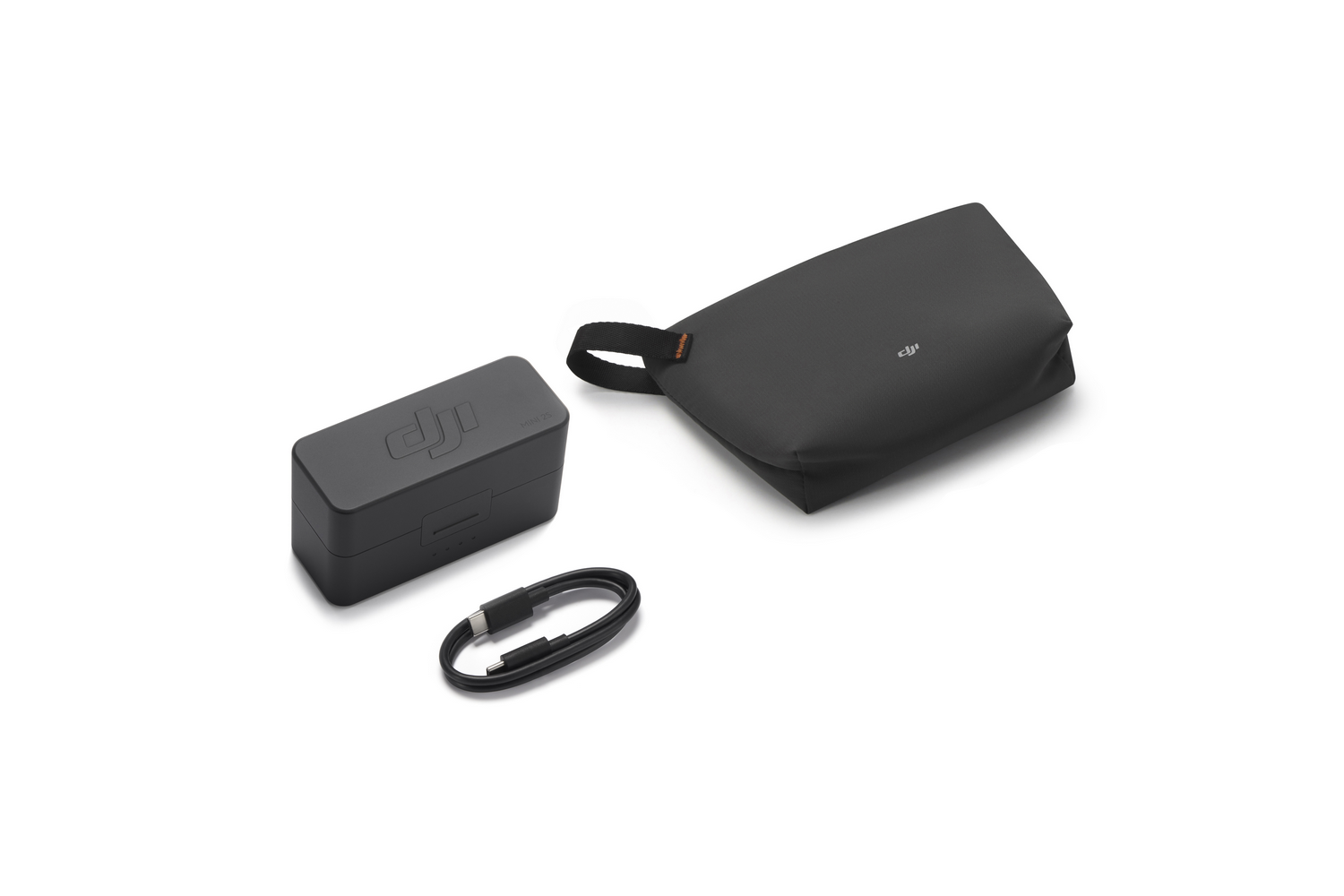 Centro de carga DJI negro, un cable USB-C y una bolsa gris sobre fondo blanco.