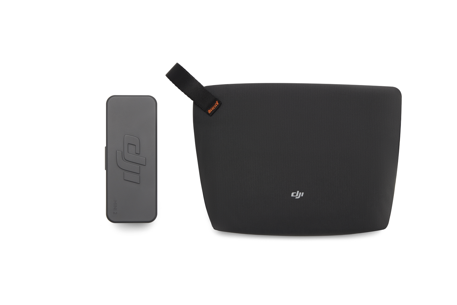 Estuche de carga gris DJI Mini 2 y bolso negro DJI con correa sobre fondo blanco.