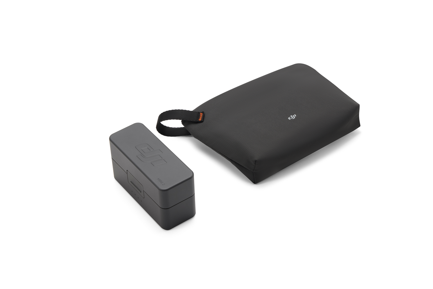 Una caja de carga gris de DJI y una bolsa de transporte negra de DJI sobre fondo blanco.