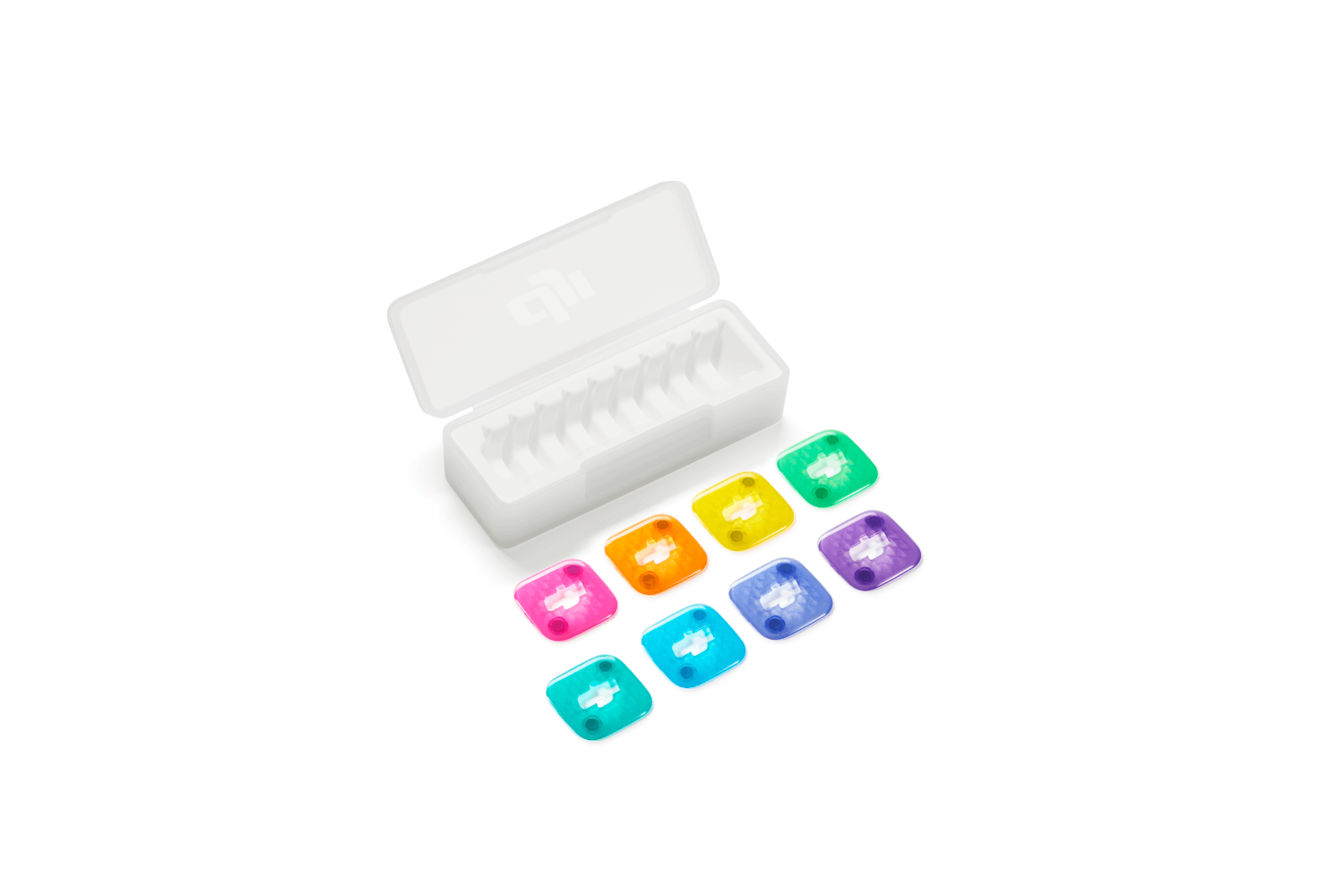 Un estuche de plástico blanco junto a ocho fichas cuadradas de colores sobre fondo blanco.