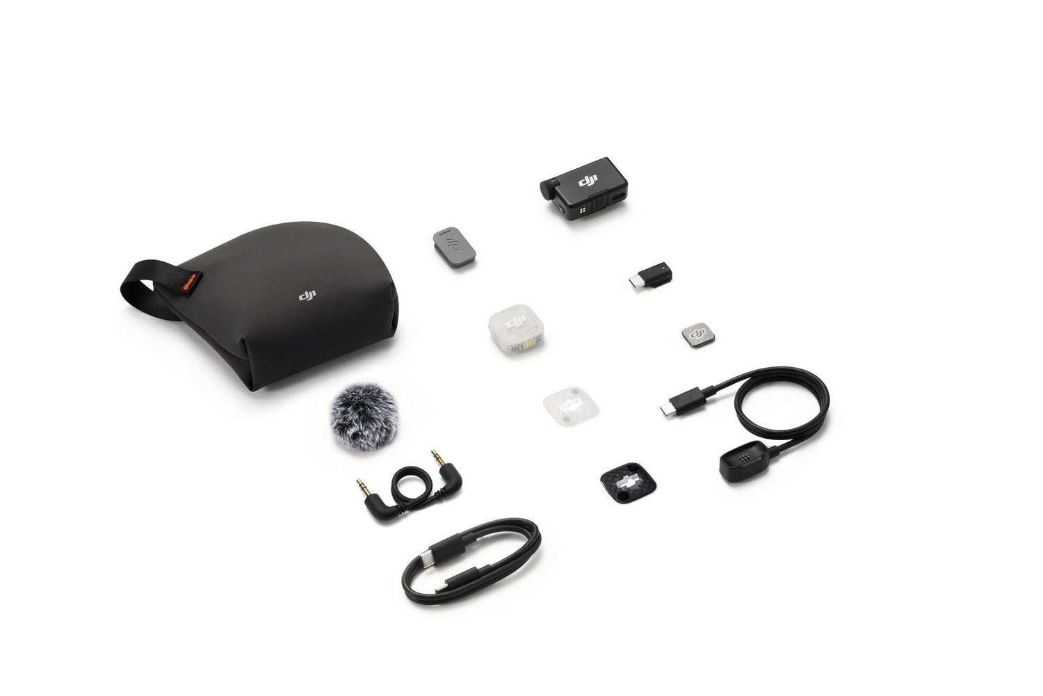 Conjunto de accesorios de micrófono DJI con estuche, receptor, transmisor, cables y protector antiviento.