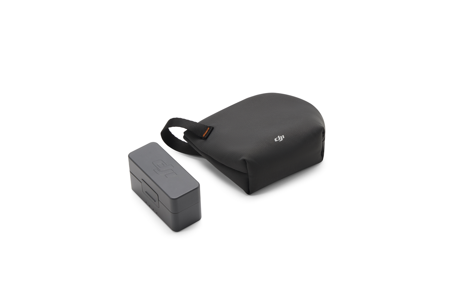 Un estuche de batería DJI gris y una bolsa DJI gris sobre fondo blanco.