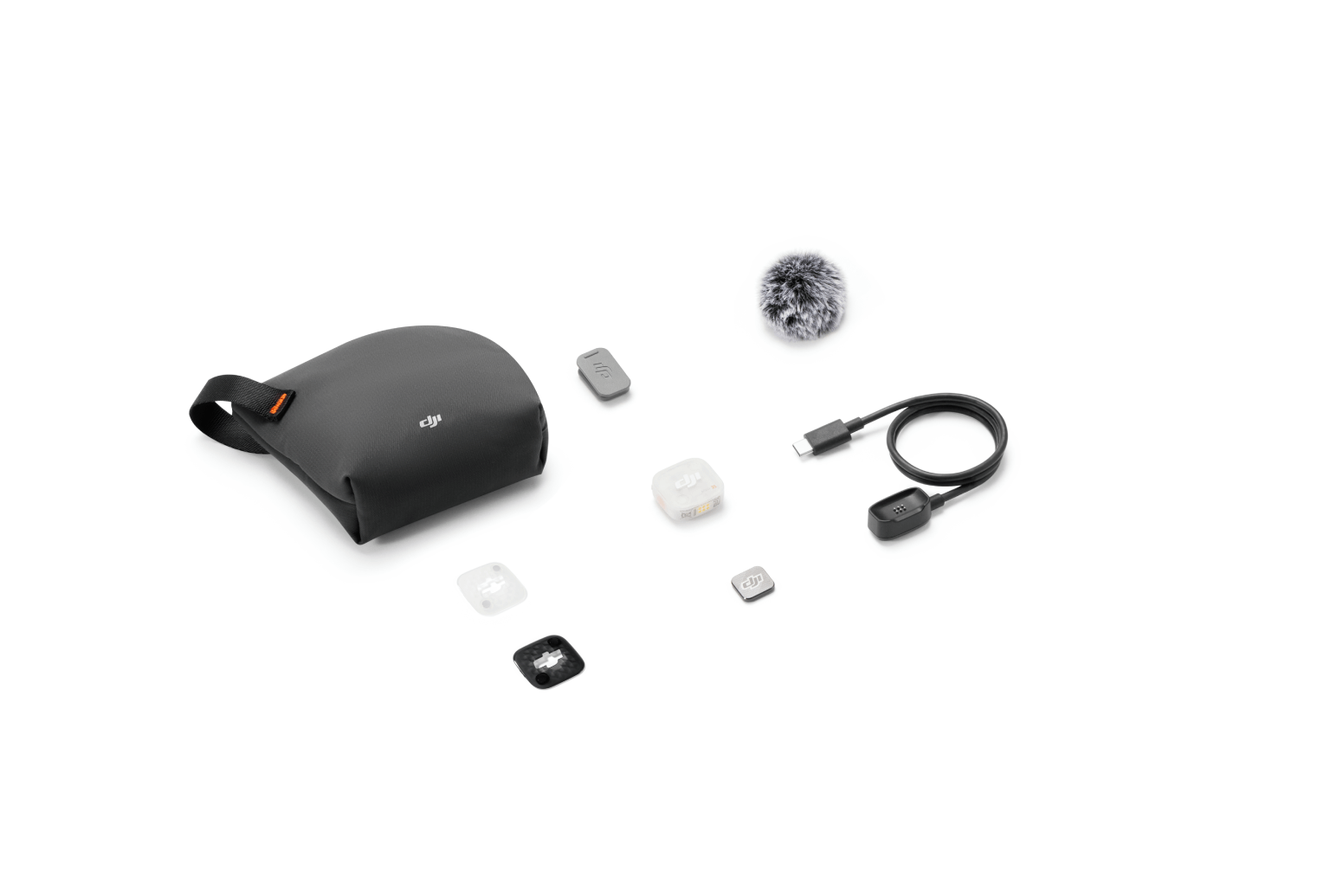 Accesorios de micrófono DJI que incluyen bolso, antiviento, cable y pequeños soportes sobre fondo blanco.
