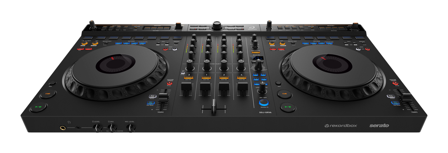 Un controlador de DJ negro con dos ruedas de desplazamiento, numerosos botones y perillas sobre fondo blanco.