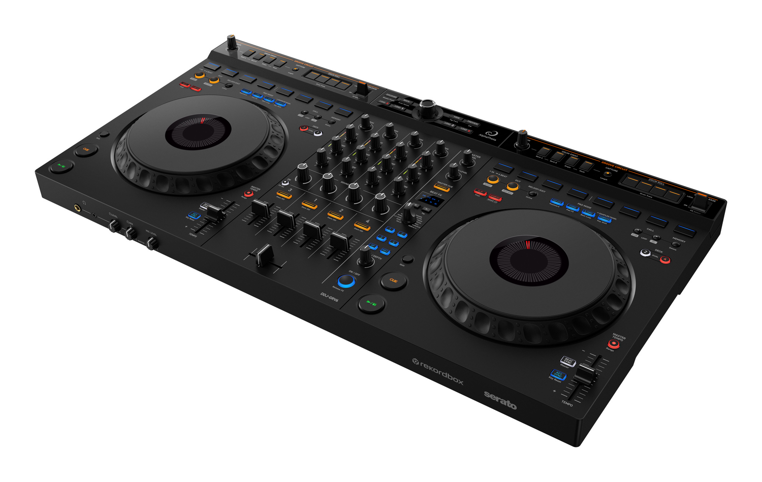 Un controlador de DJ negro con dos ruedas jog, numerosos botones y faders en una superficie blanca.