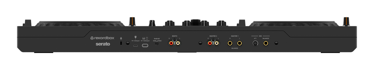 Vista trasera de un controlador DJ negro con varios puertos de entrada y salida, conectores USB y logotipos.