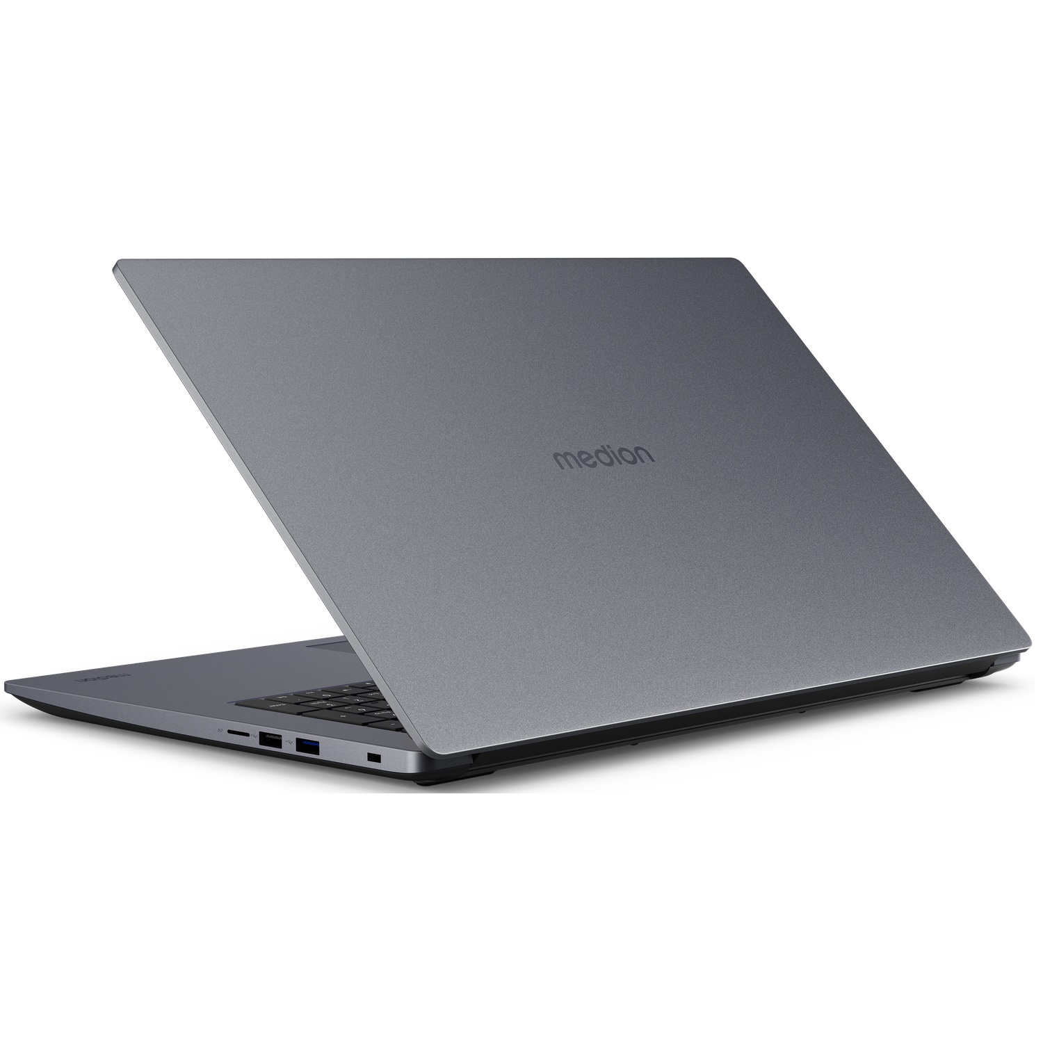 Een gesloten, grijze Medion laptop op een witte achtergrond, van de zijkant gezien.