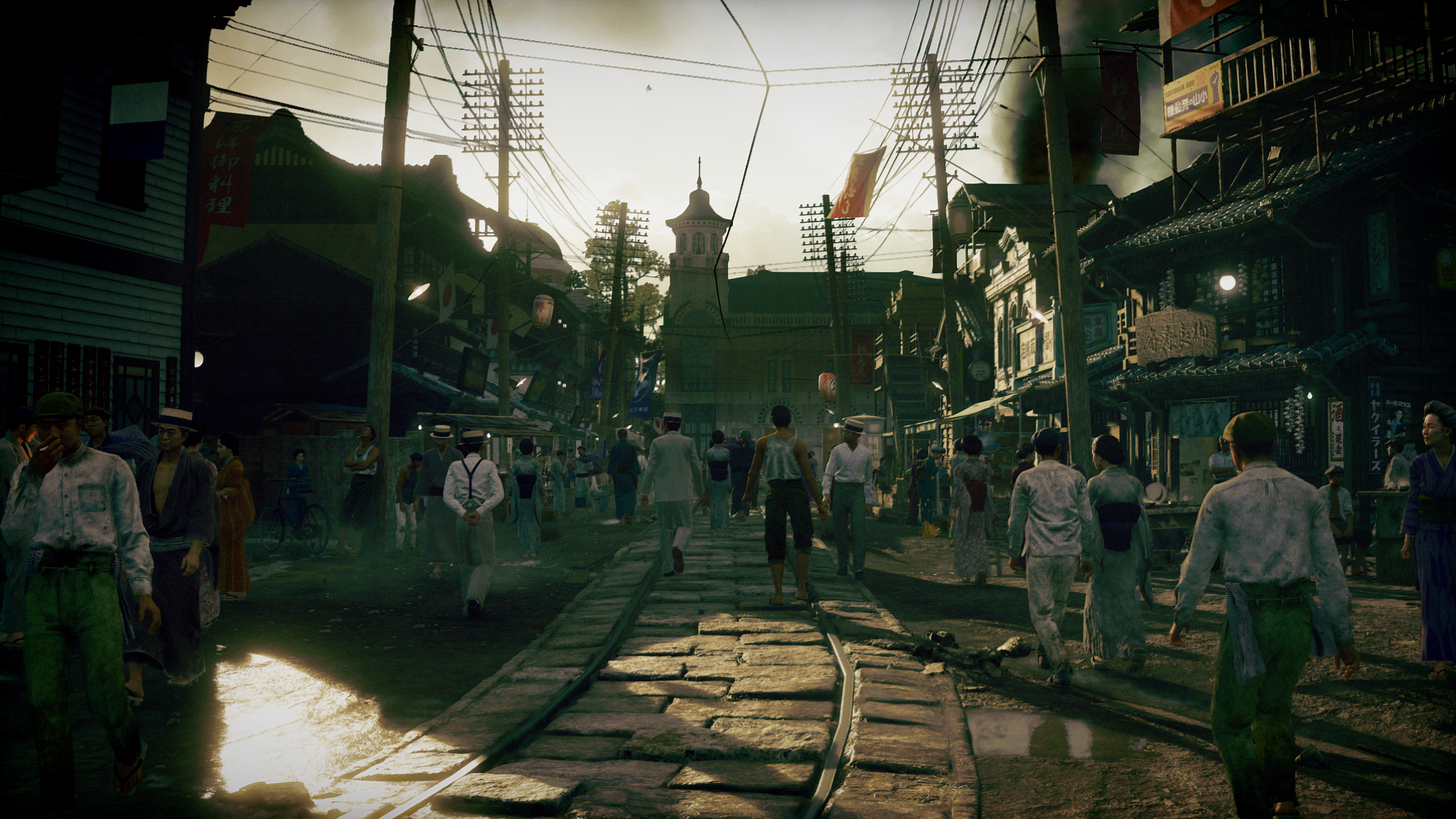 Belebte japanische Straße mit historischen Gebäuden, Masten und Menschen auf Pflastersteinen im Sonnenlicht.