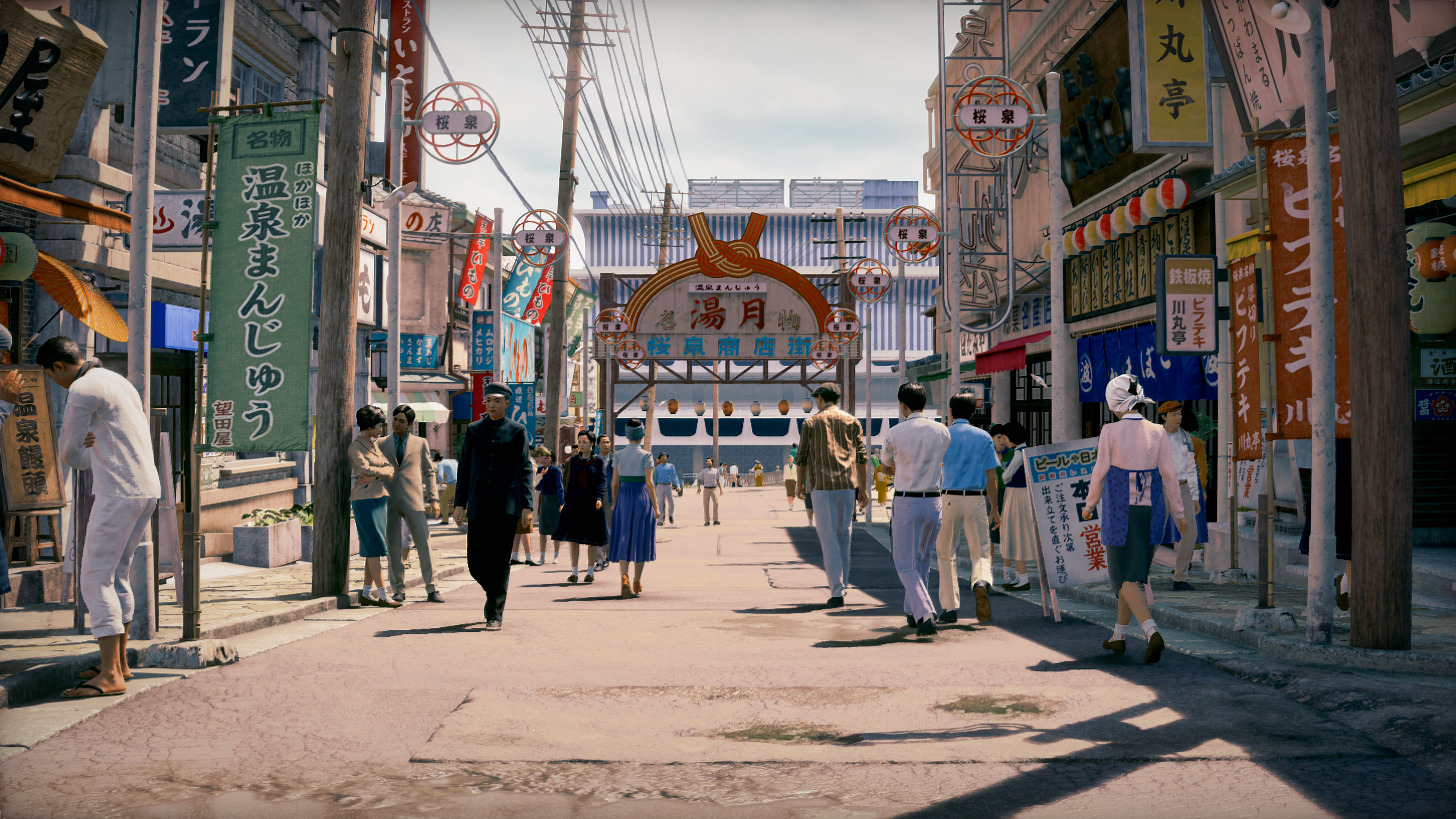 Belebte japanische Straße mit traditionellen Schildern, Geschäften und Fußgängern im Sonnenschein.
