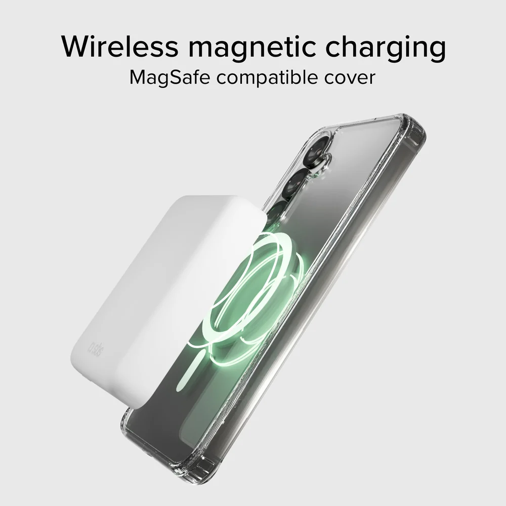 Egy fehér MagSafe powerbank mágnesesen csatlakozik egy átlátszó telefontokhoz szürke háttéren.