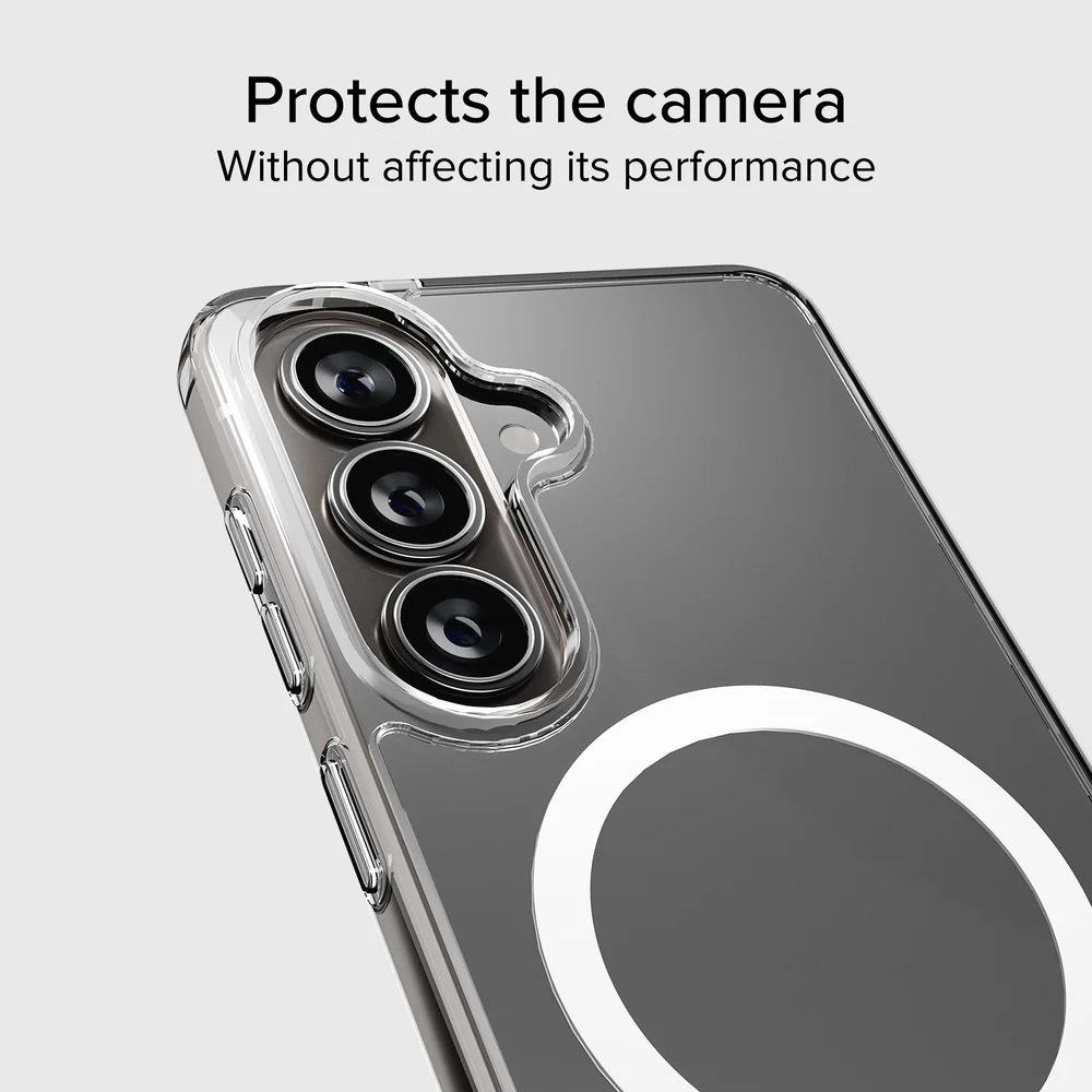 Átlátszó tok a három kamera lencséje körüli kiemelt élekkel és egy fehér MagSafe gyűrűvel.